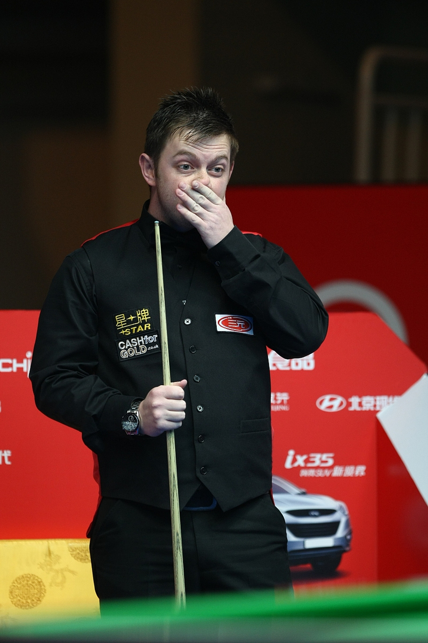 冰球惊险逆转取胜，粉丝狂欢不已