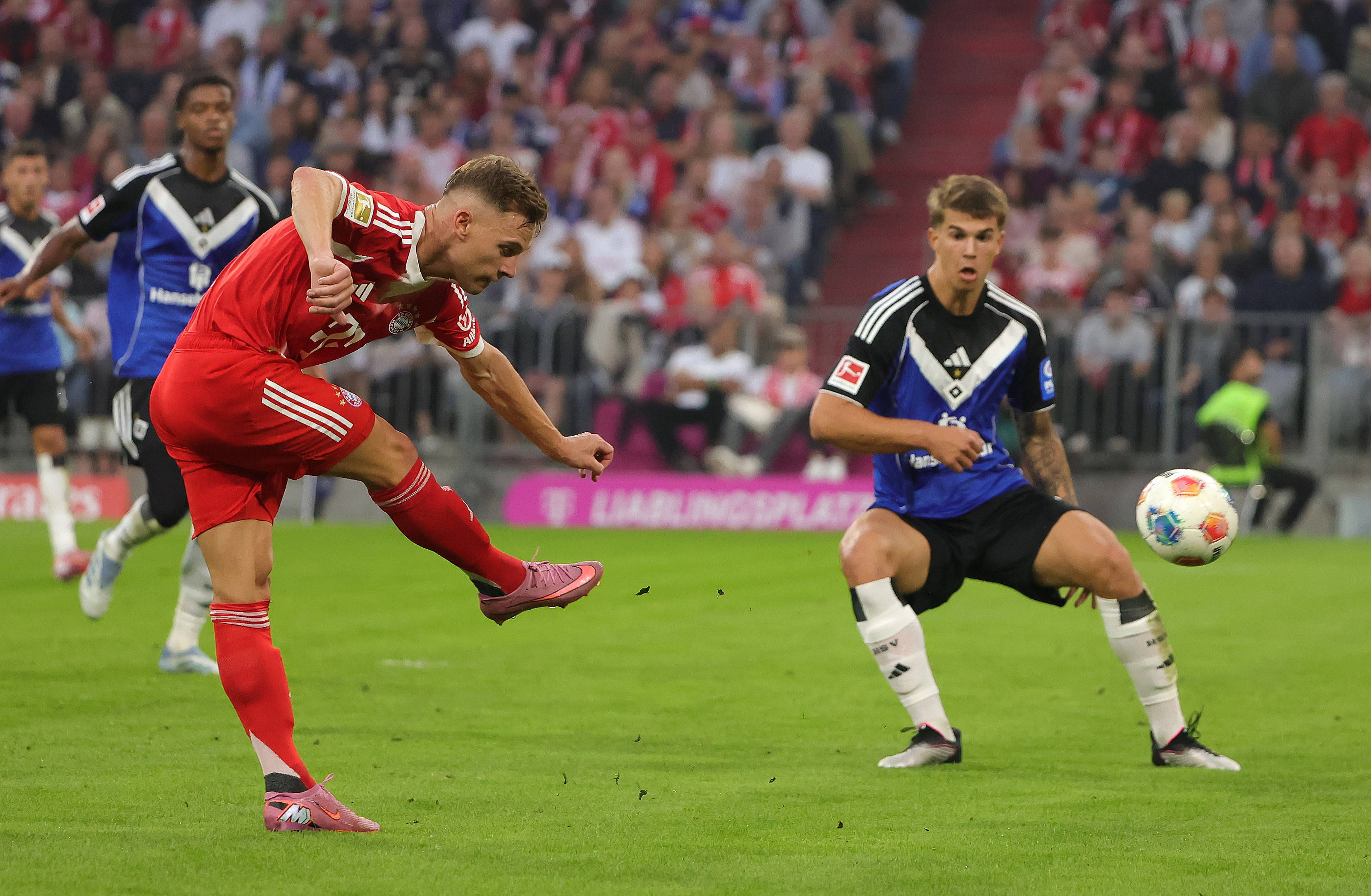 拜仁球员奋力拼抢,保持斗志 拜仁球员奋力拼抢,保持斗志