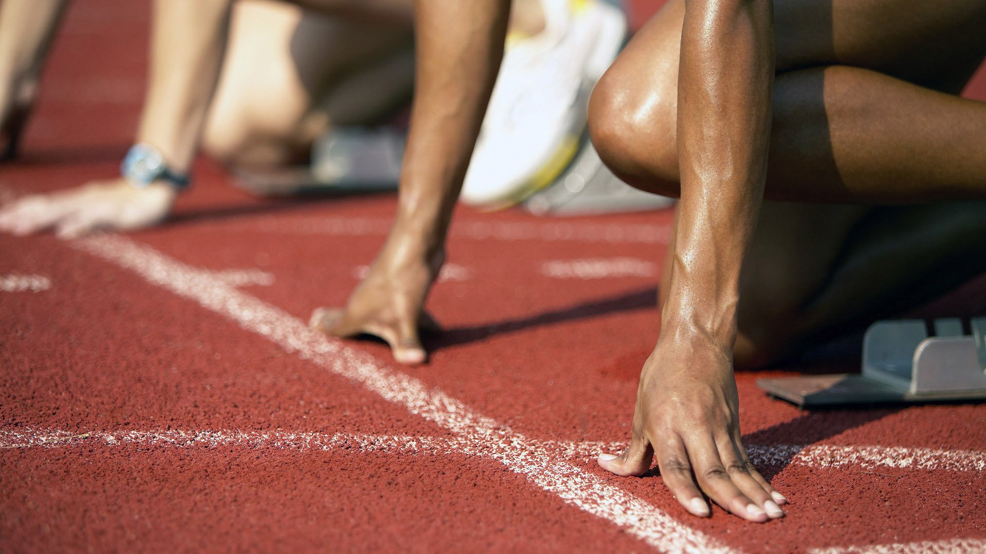 赛道即战场，一场输不起的美国速度与卡塔尔弯道攻防战